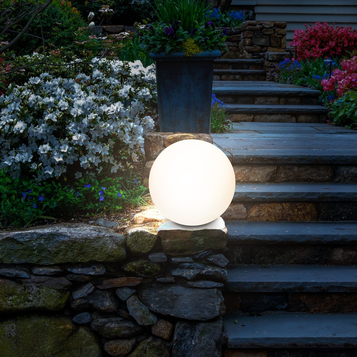 LED Solar Leuchtkugel neben der Treppe