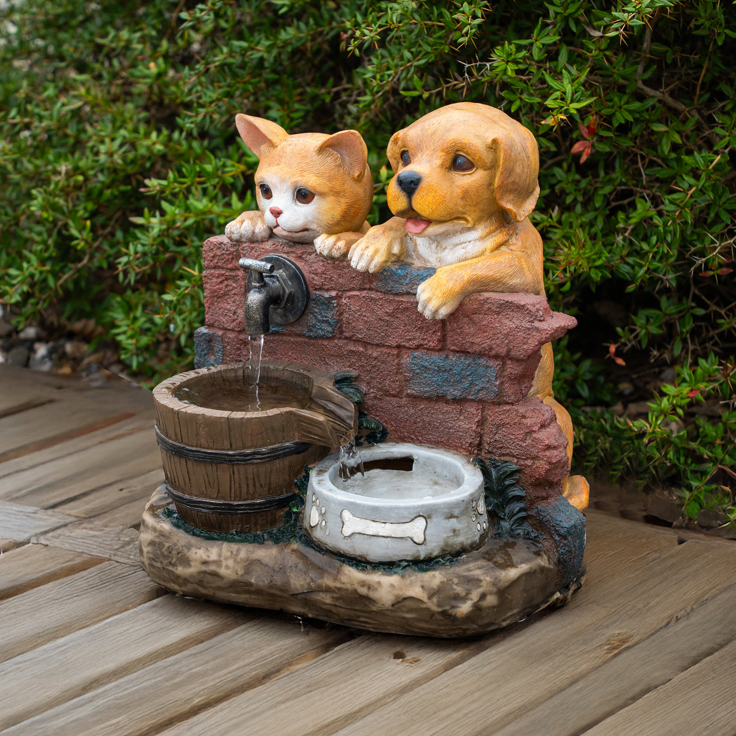 Solarbrunnen Hundewelpe Bruno und Katze Maya am Wasserbrunnen