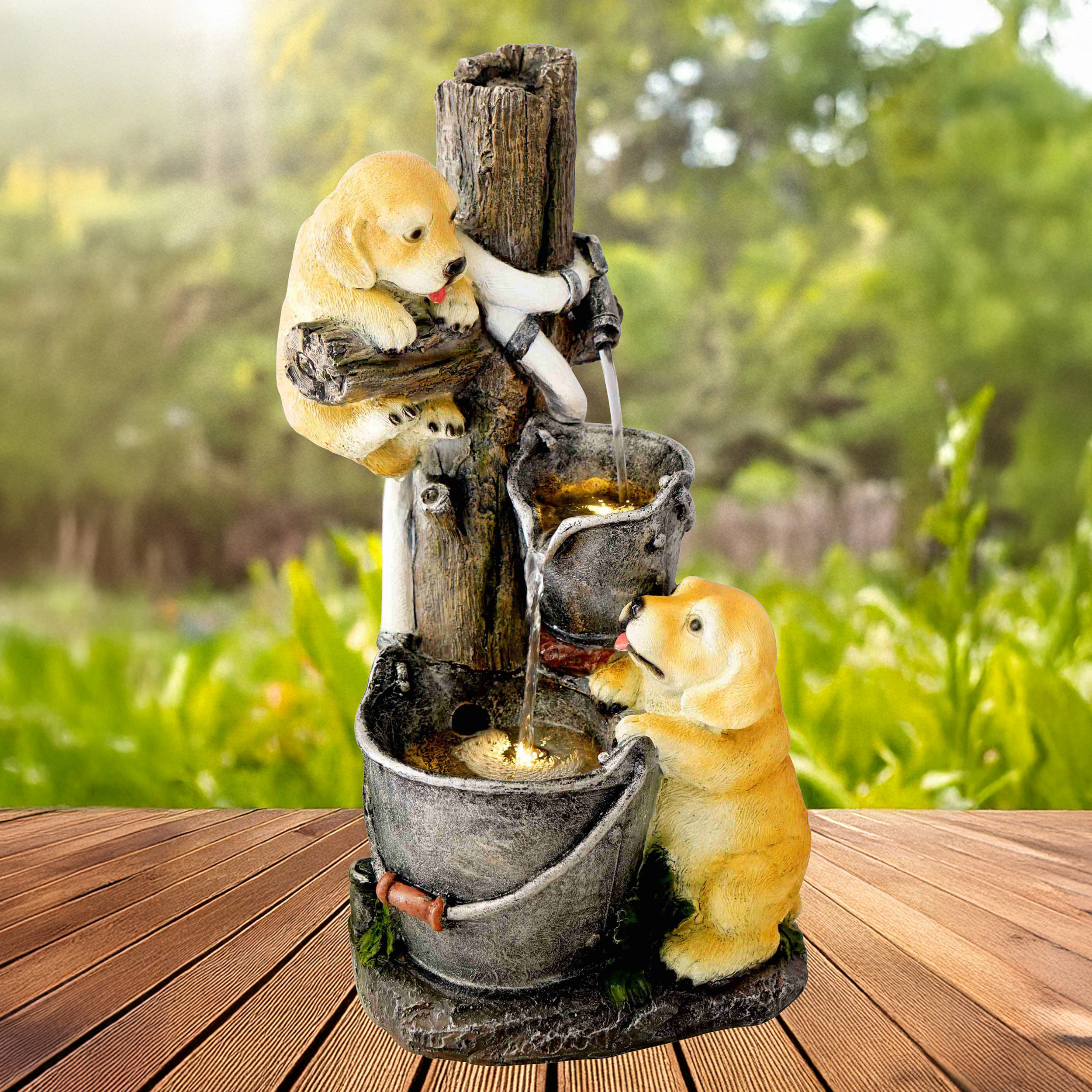 Solarbrunnen Hundewelpen Milo und Buddy an belechteter Wasserquelle