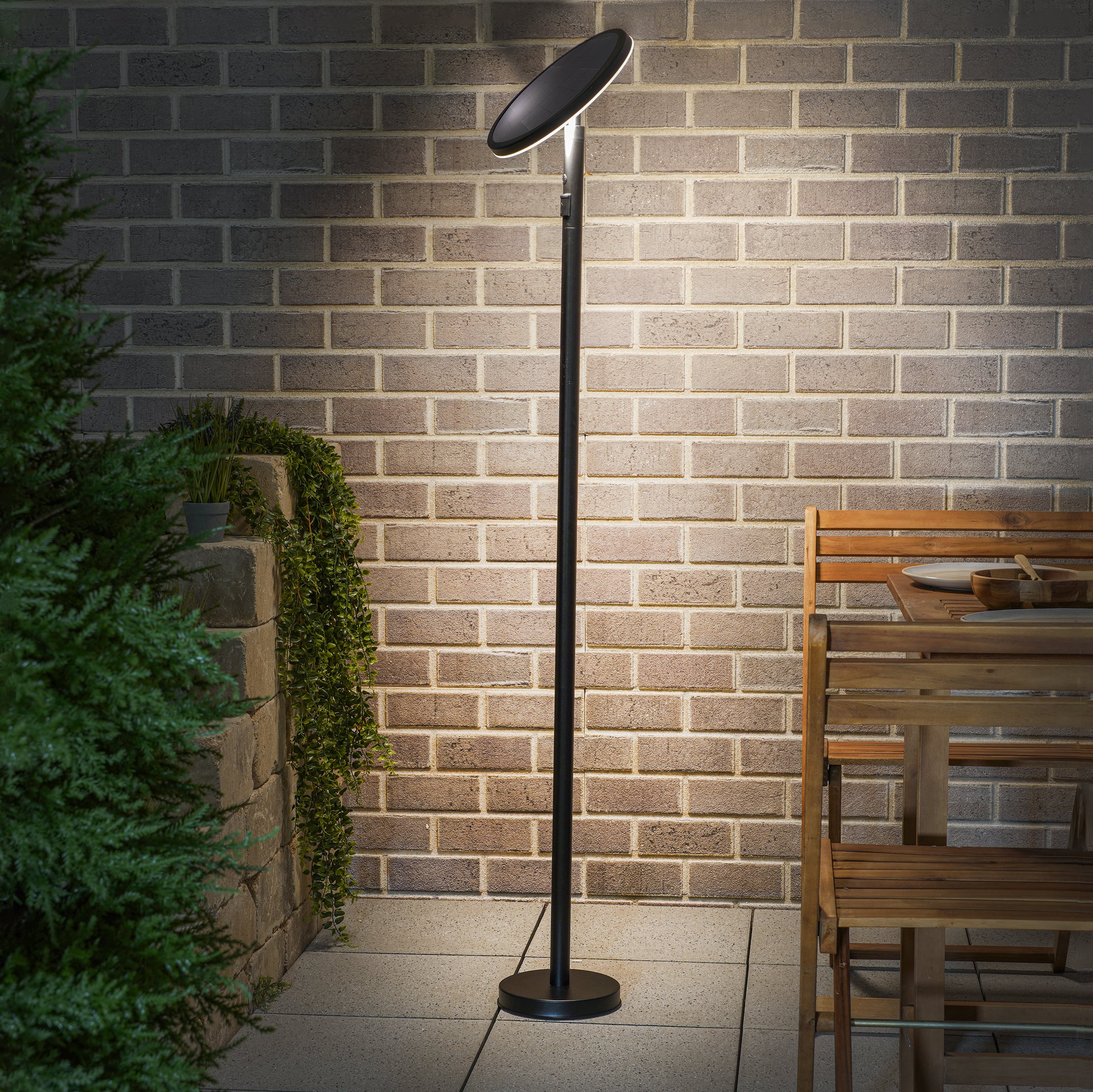 Vielseitige Solar Stand- und Leseleuchte Emilia 150 cm