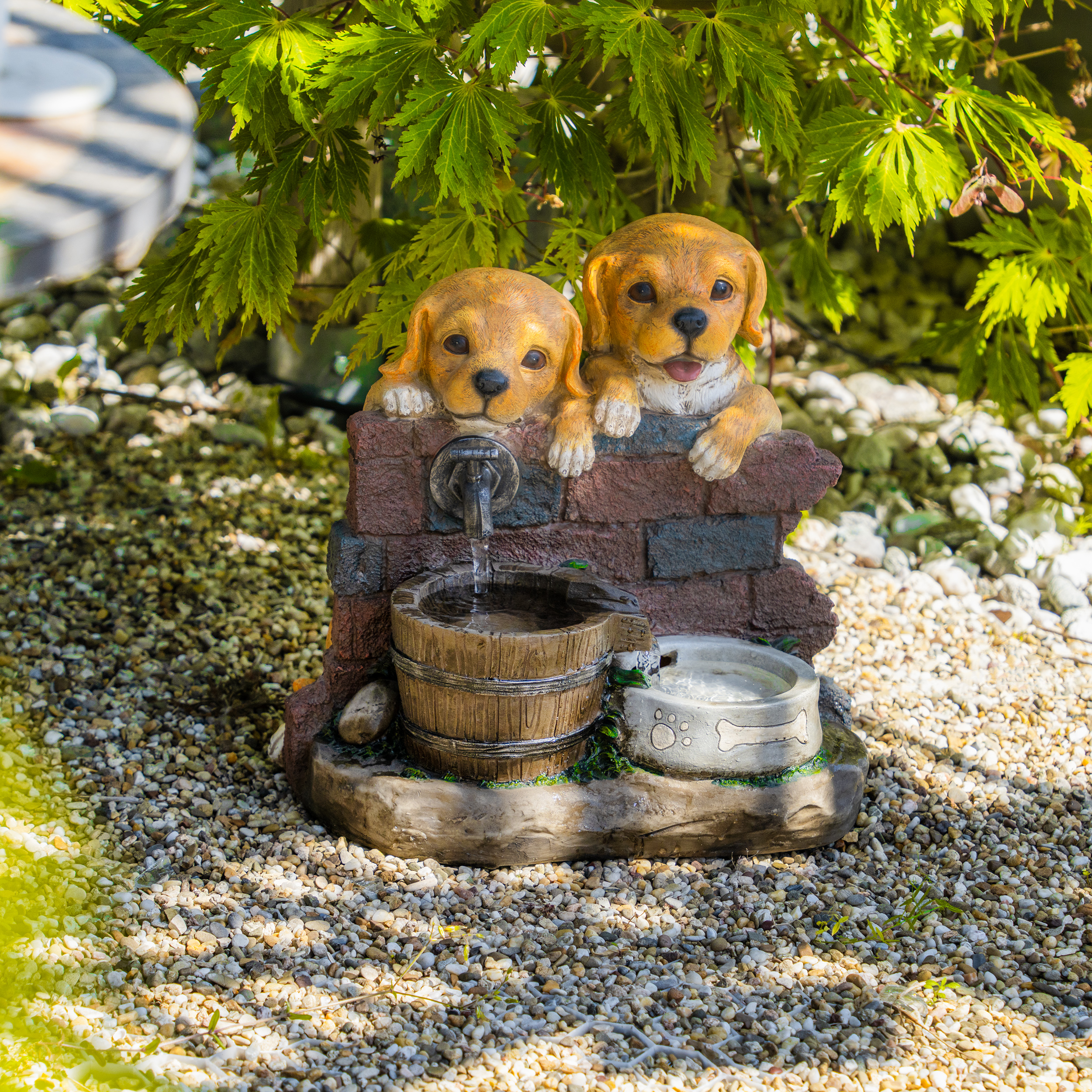 Solarbrunnen Welpen Milo & Buddy am Wasserbrunnen