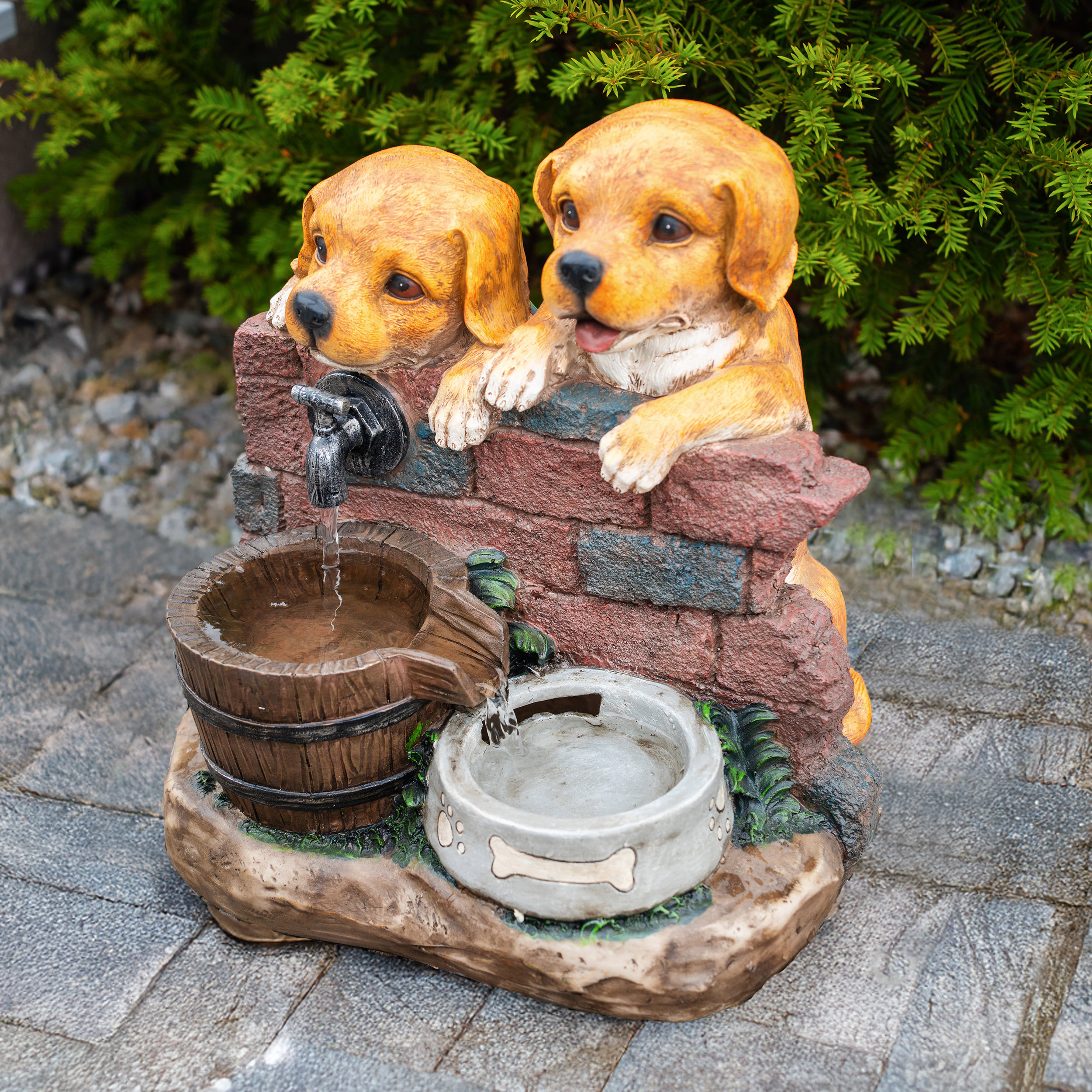 Solarbrunnen Welpen Milo & Buddy am Wasserbrunnen