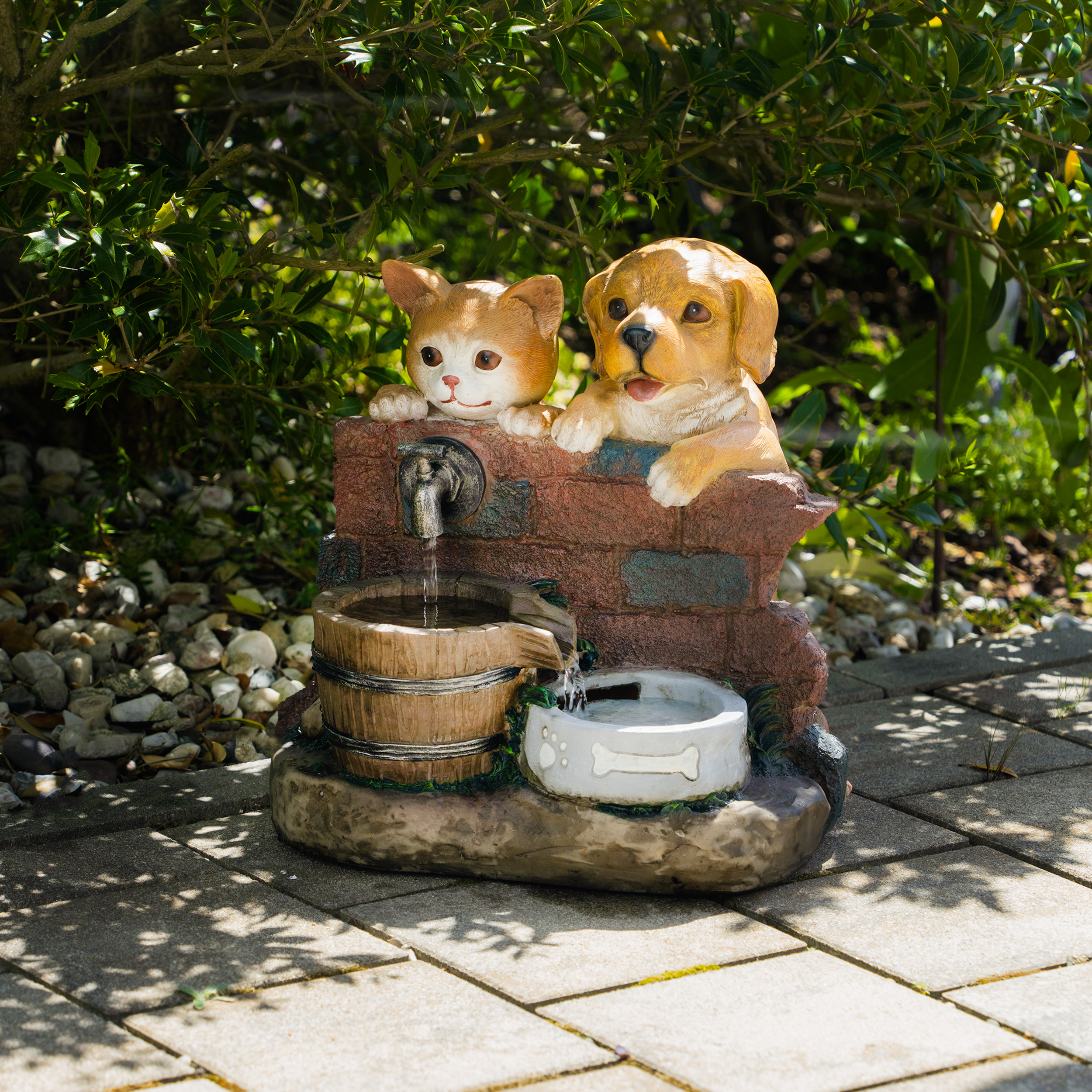 Solarbrunnen Hundewelpe Bruno und Katze Maya am Wasserbrunnen