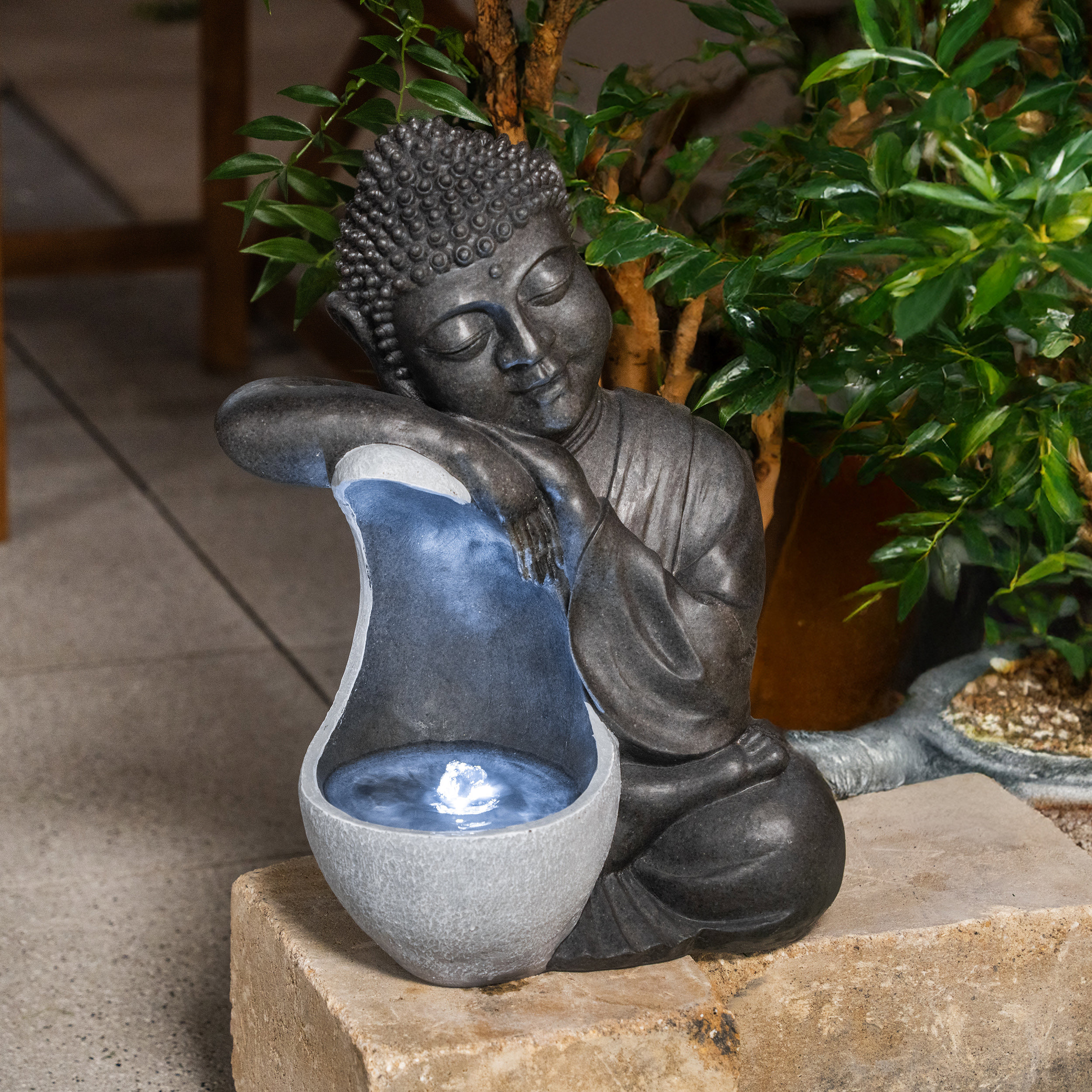 Solarbrunnen Buddha ruhend mit beleuchteter Wasserquelle
