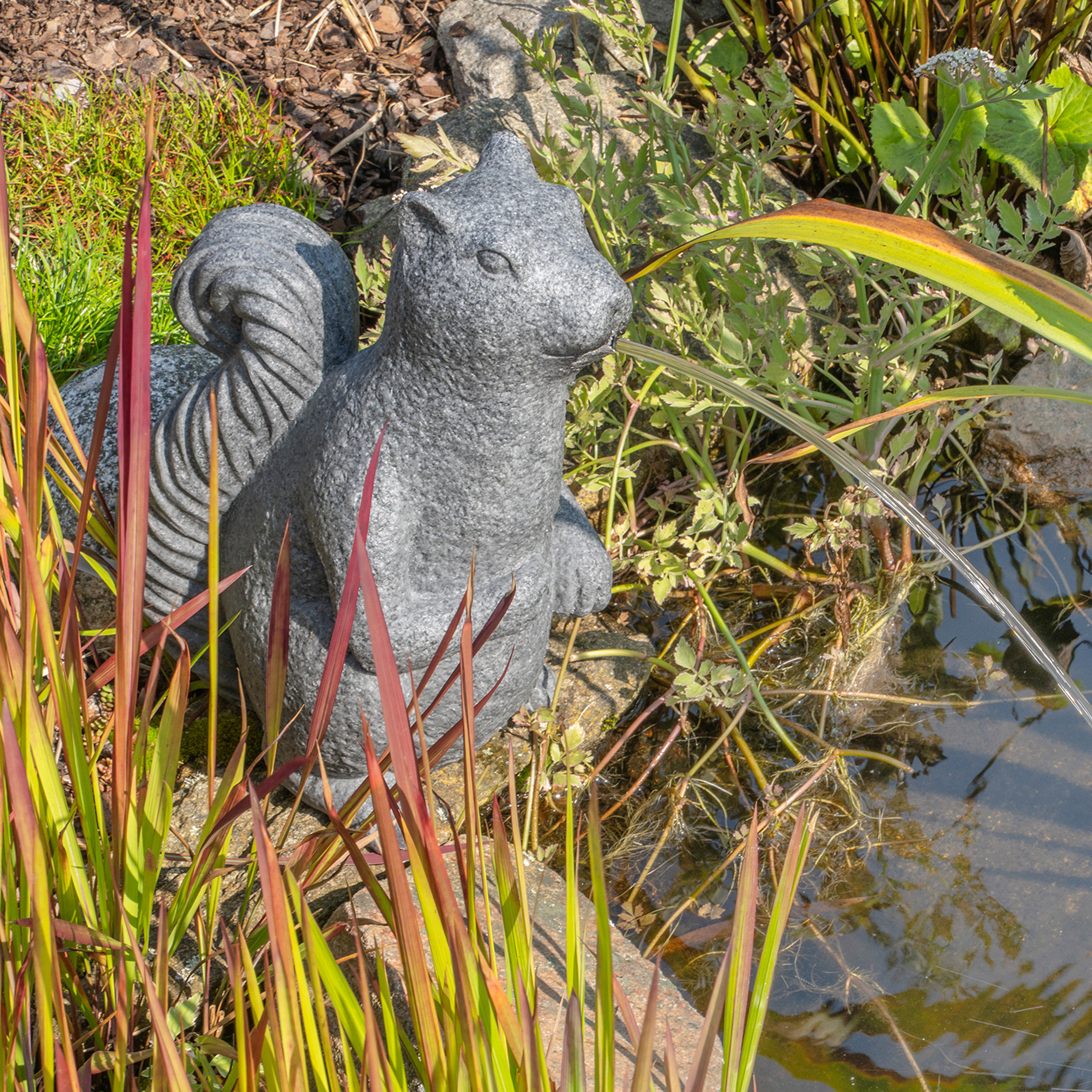 Solar Wasserspeier-Set sitzendes Einchhörnchen Puschel