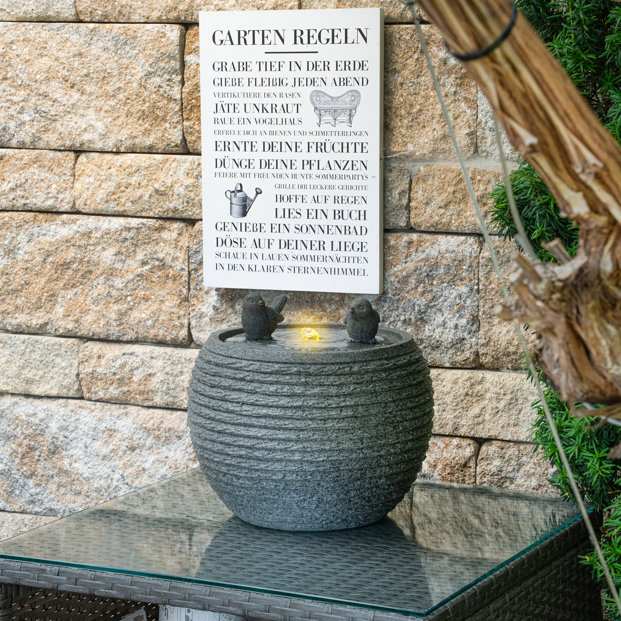 Solar Designbrunnen mit sitzendem Vogelpaar und LED Beleuchtung