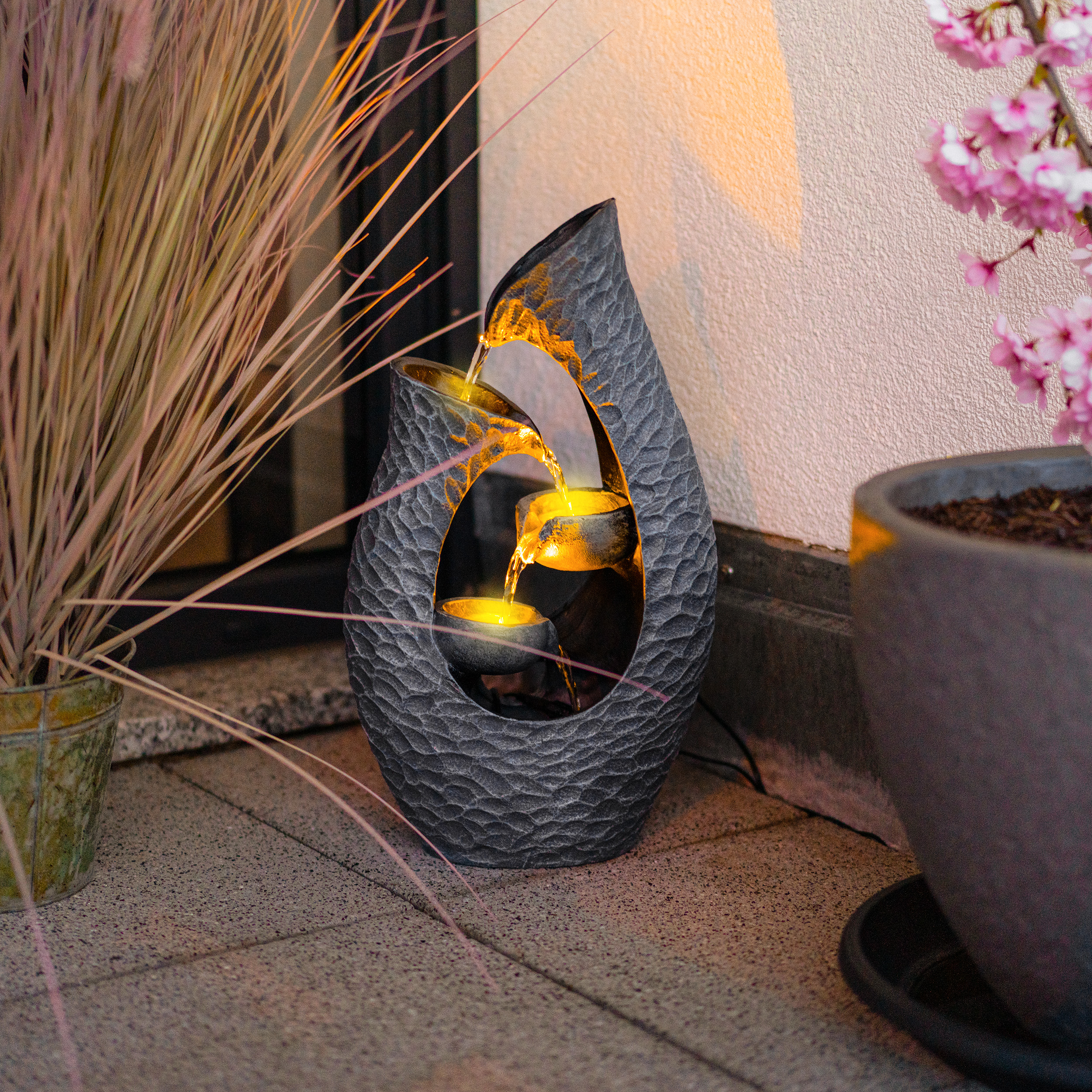 Solar Kaskadenbrunnen im Granit Steindesign mit LED Licht