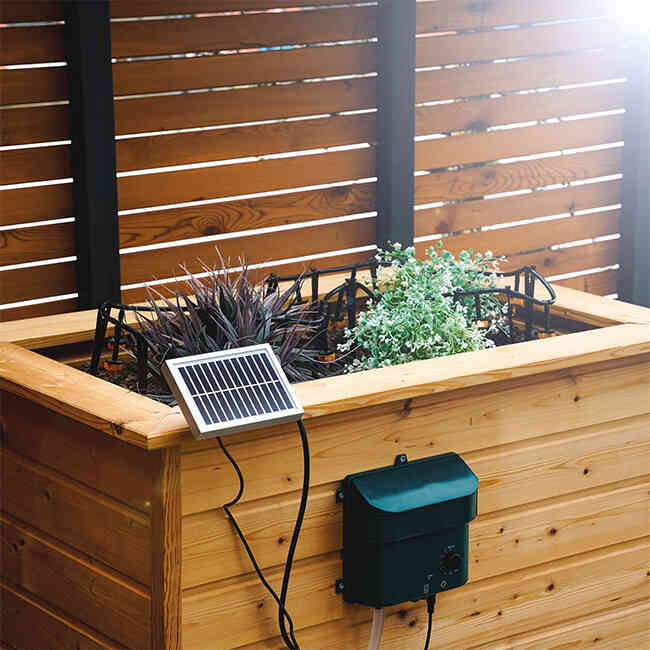 solar-bewaesserungssystem-befestigt-am-hochbeet.jpg