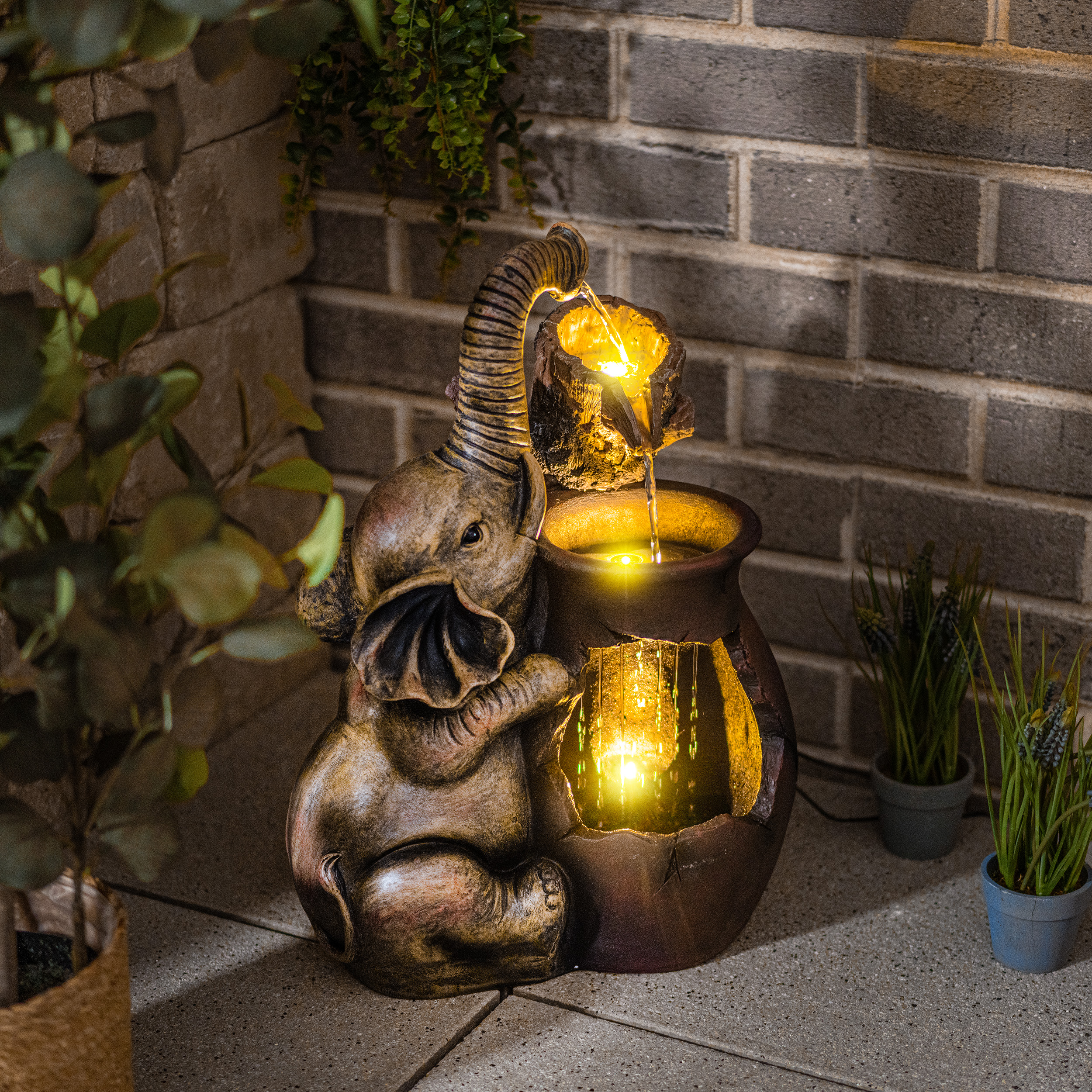 Solar Zierbrunnen Elefant am Tonkrug mit LED Licht