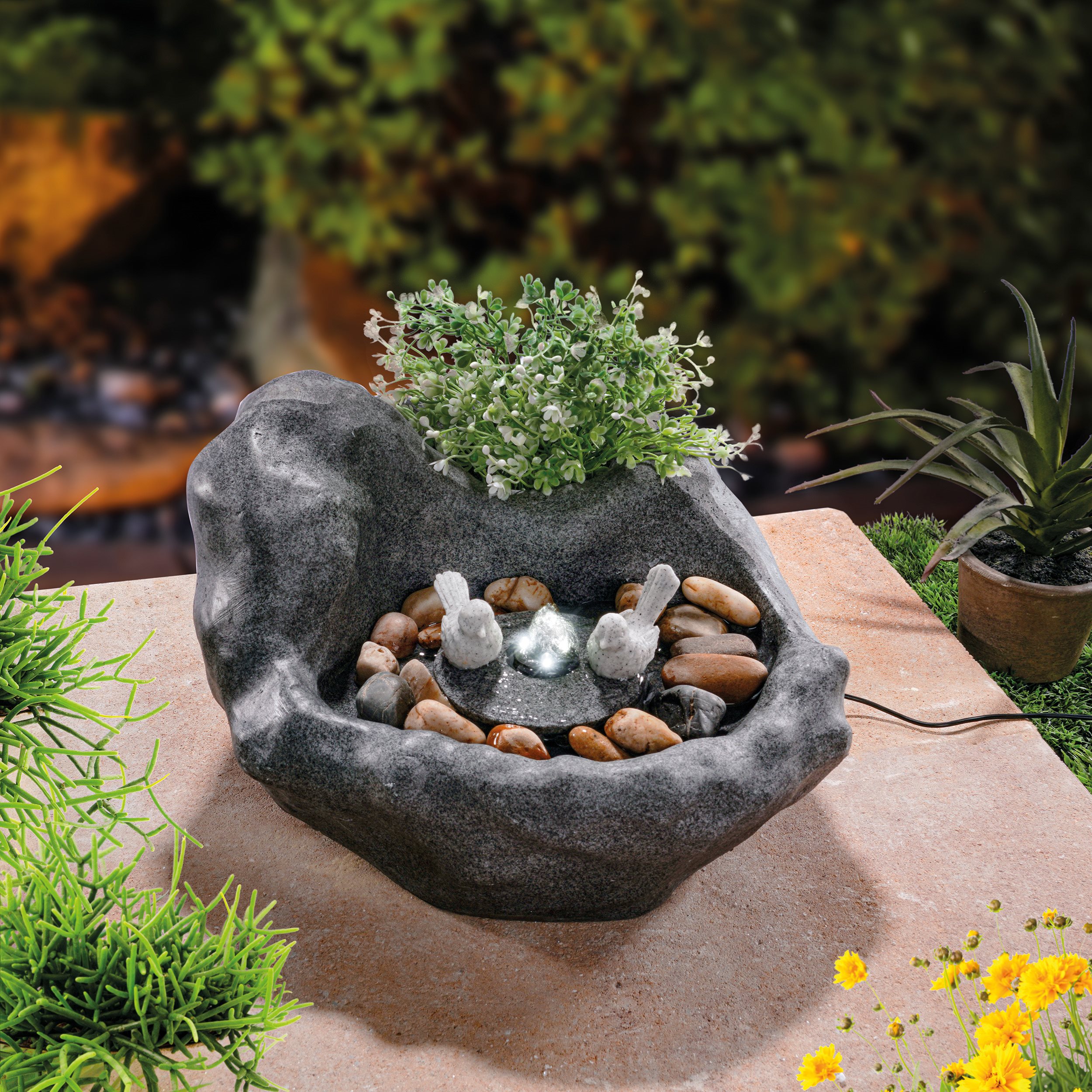 Solar Vogelbadbrunnen dunkel mit LED-Beleuchtung