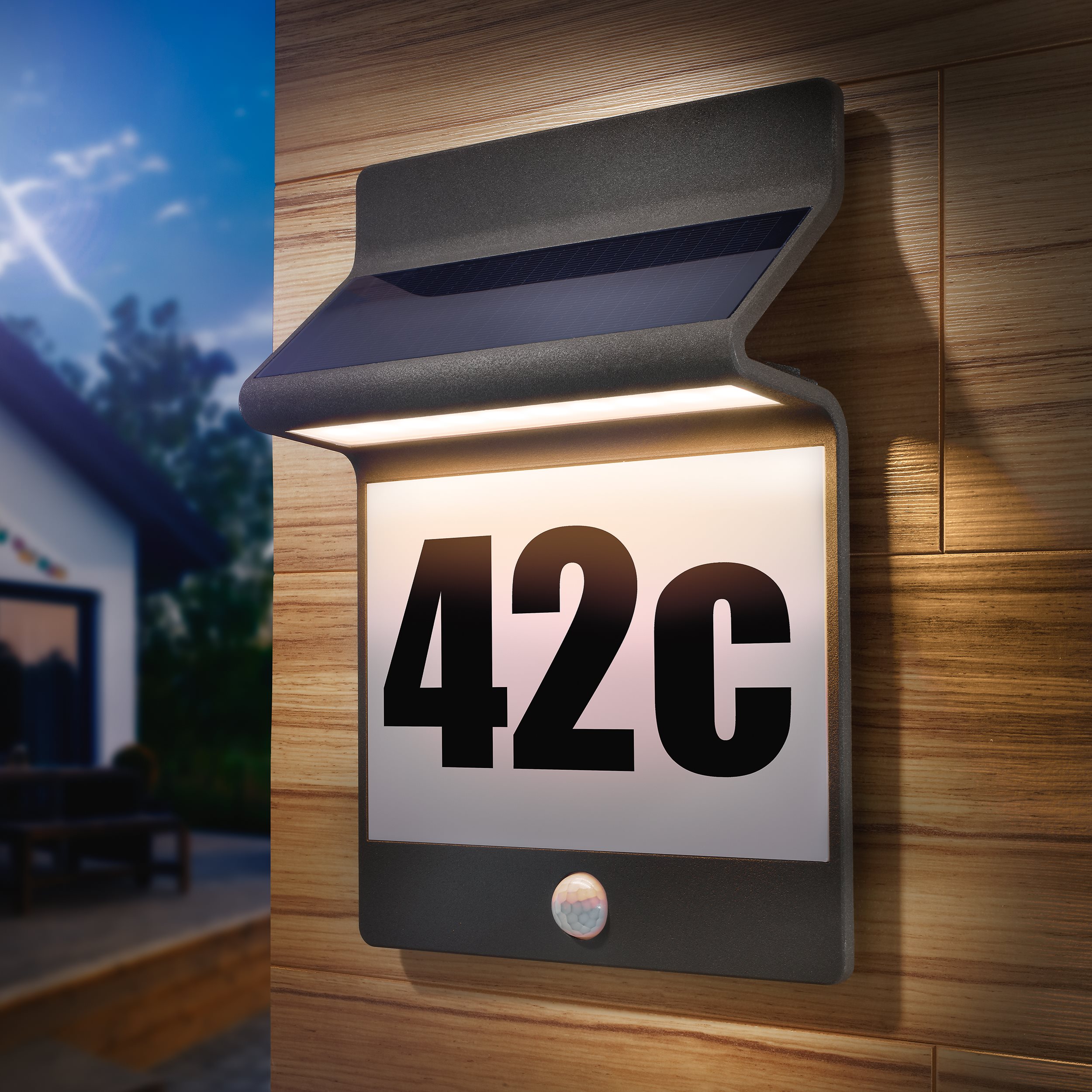 Moderne Solar Hausnummernleuchte Alu, schwarz mit Bewegungssensor