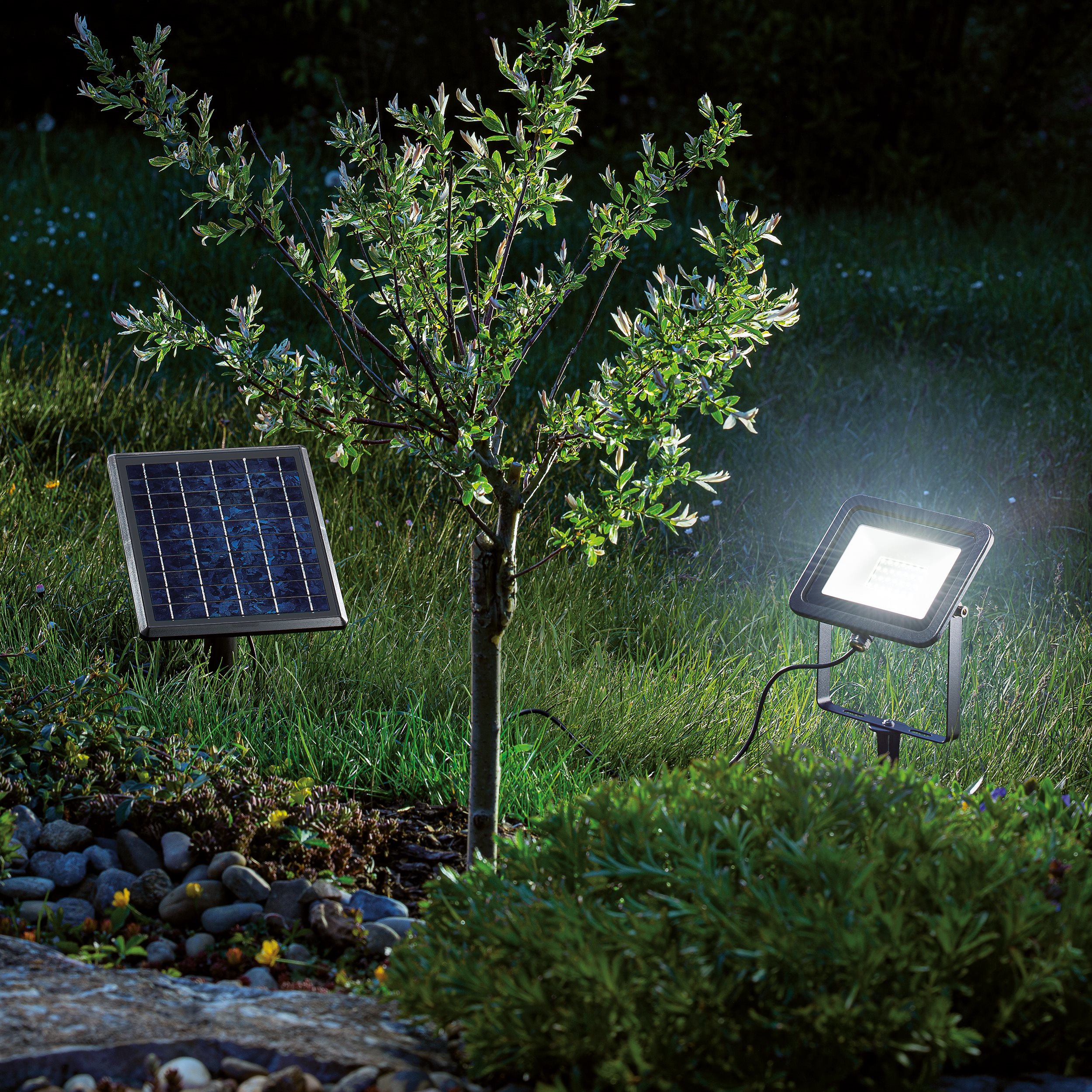 Solar Wand- und Bodenstrahler Power Flood kaltweiß