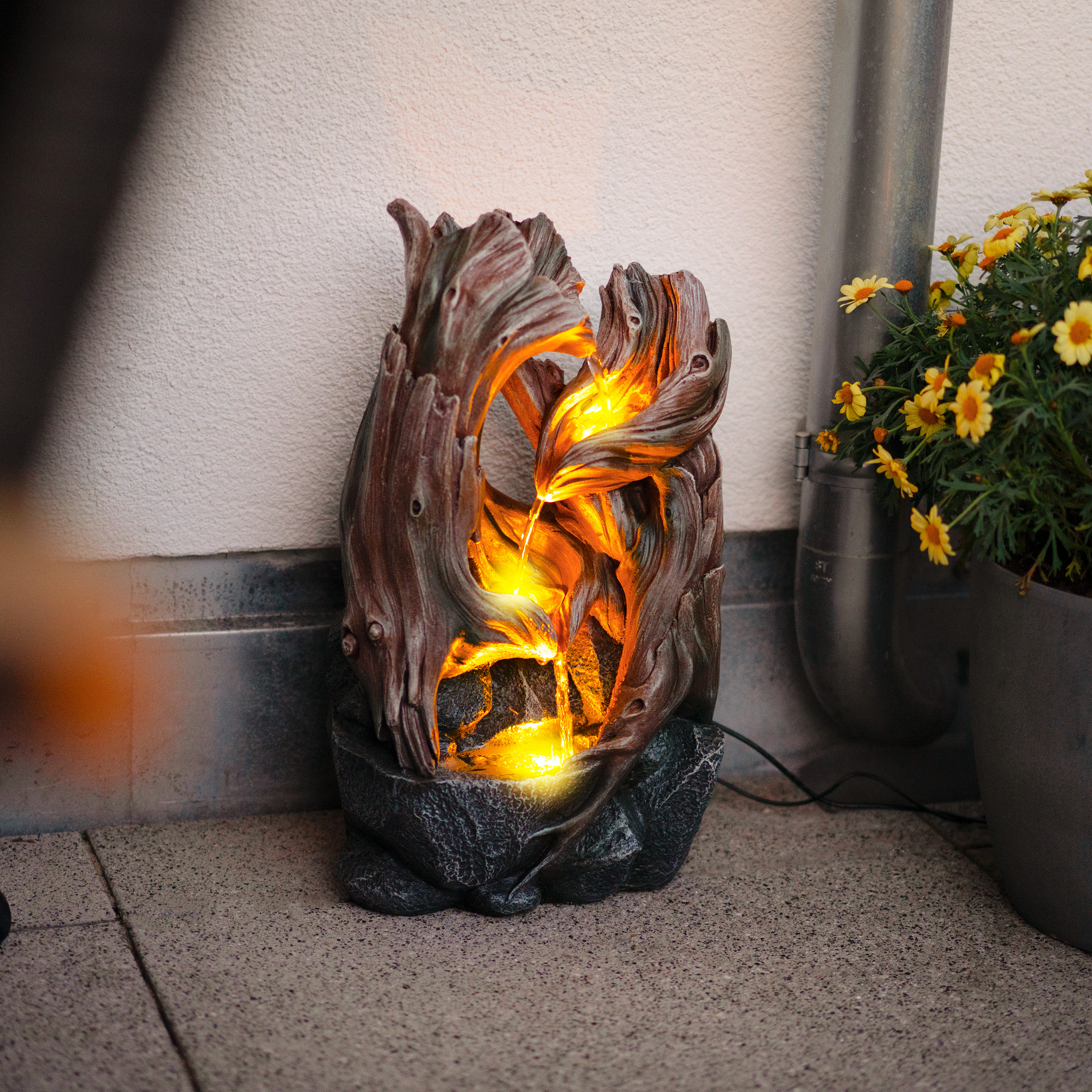 Solar Zierbrunnen im dekorativen Wurzeldesign und LED Licht