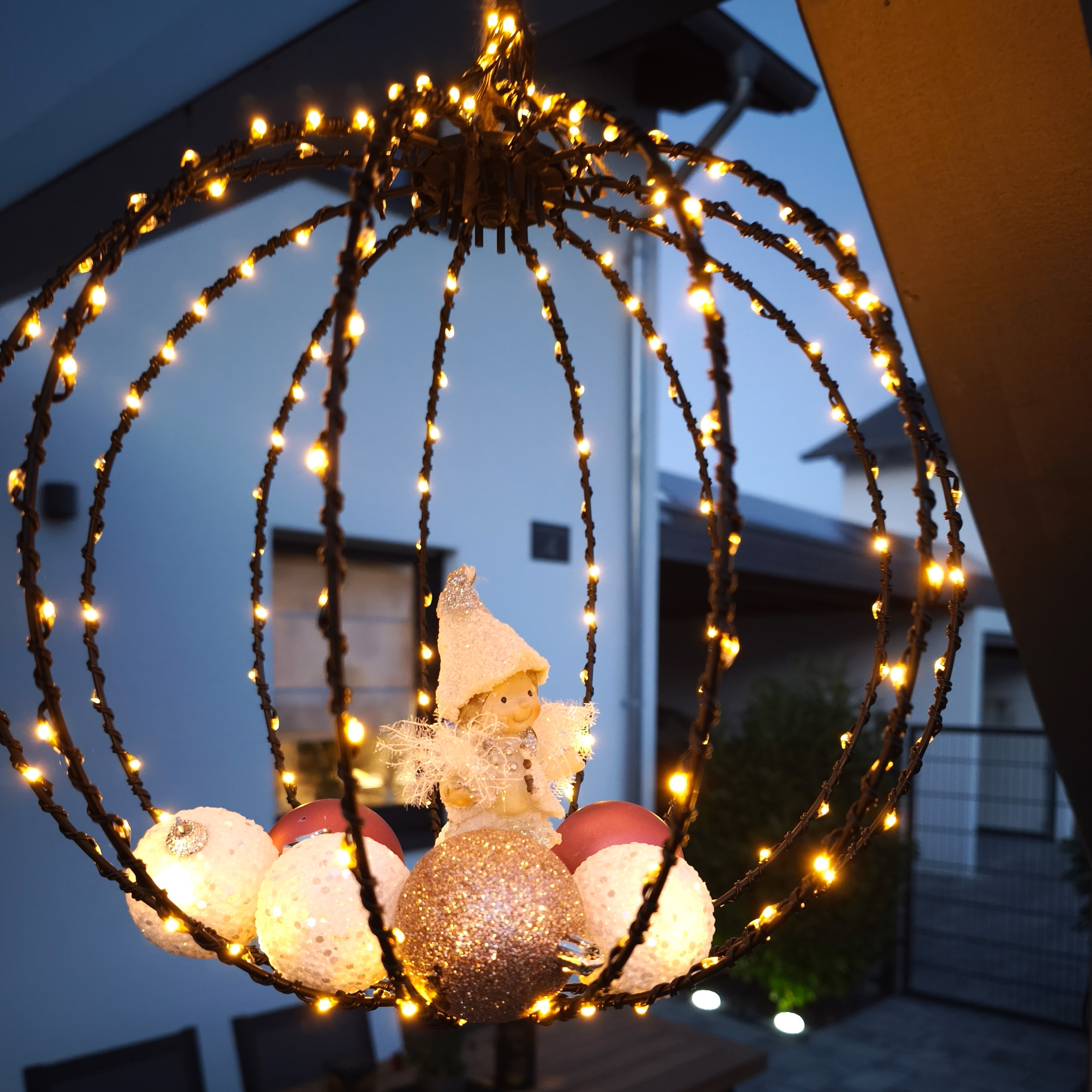 Hängende Solar-Dekokugel Ø 30 cm mit 210 bernsteinfarbenen LEDs