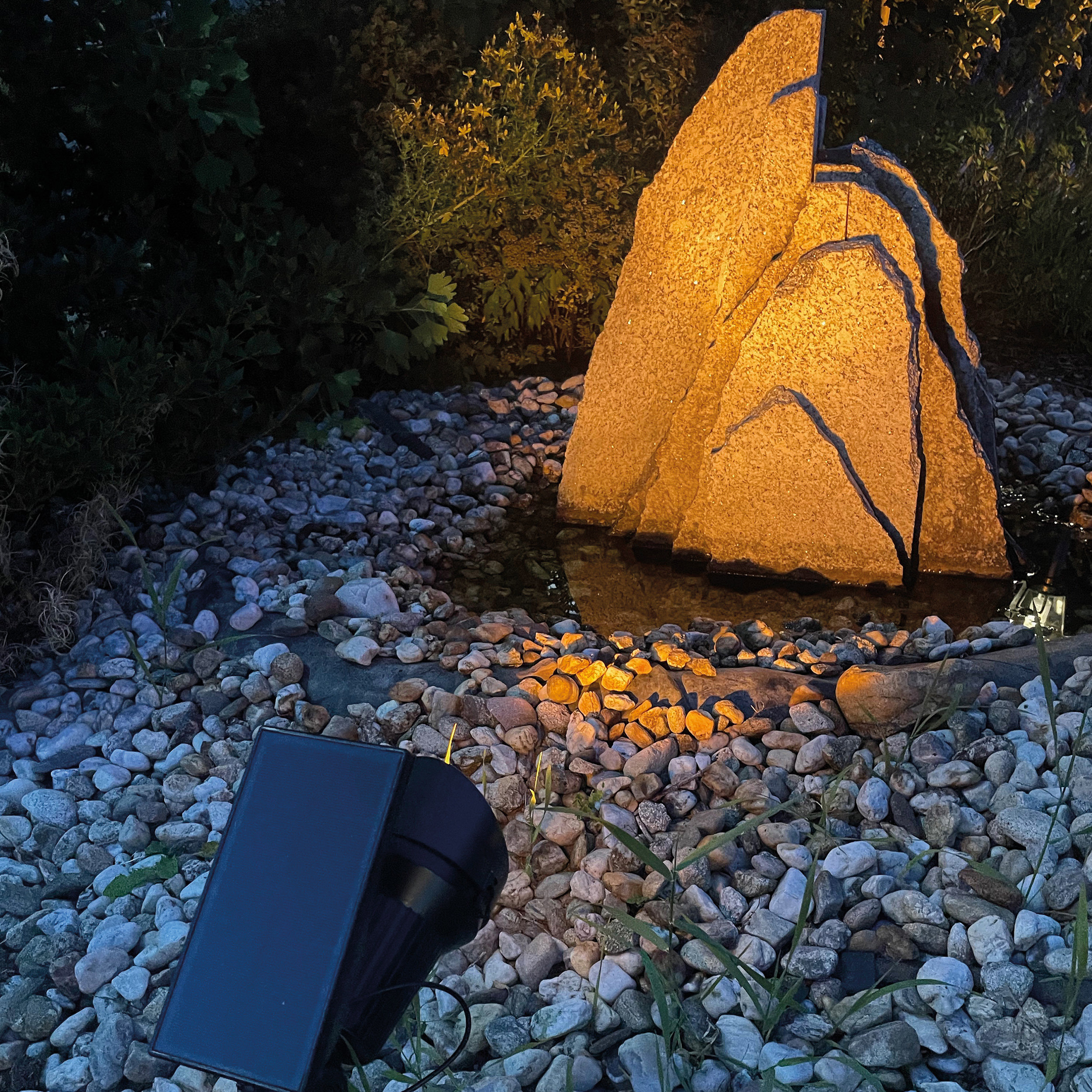 Solar Bodenstrahler Berni mit bernsteinfarbenen Licht