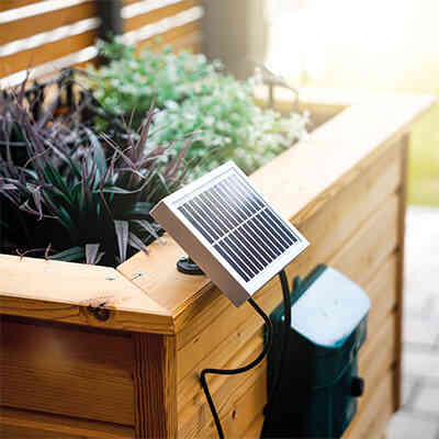 solar-bewaesserungssystem-befestigt-am-hochbeet-solarmodul-im-fokus.jpg