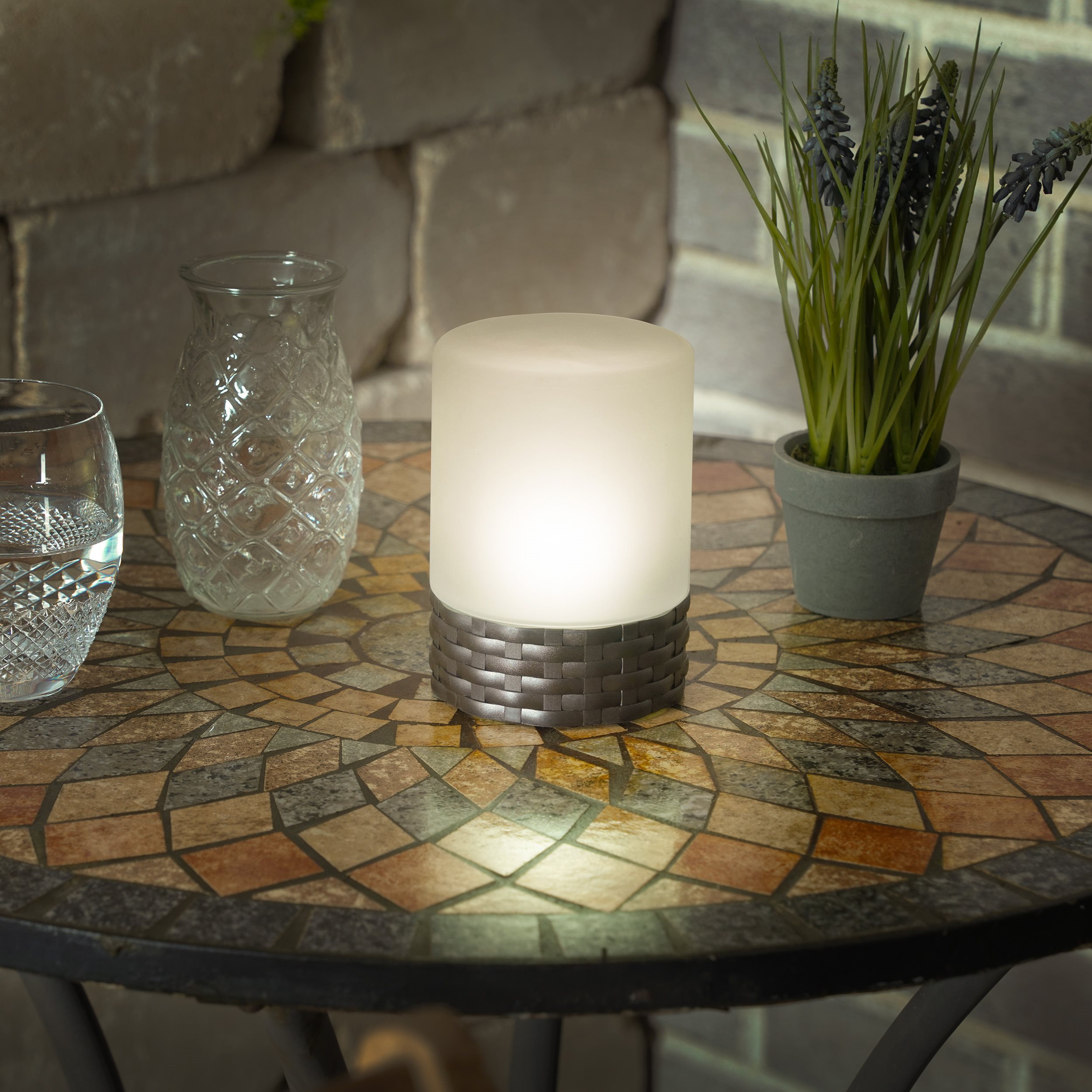 Dekorative Solar Tischleuchte Rattan Style aus Glas