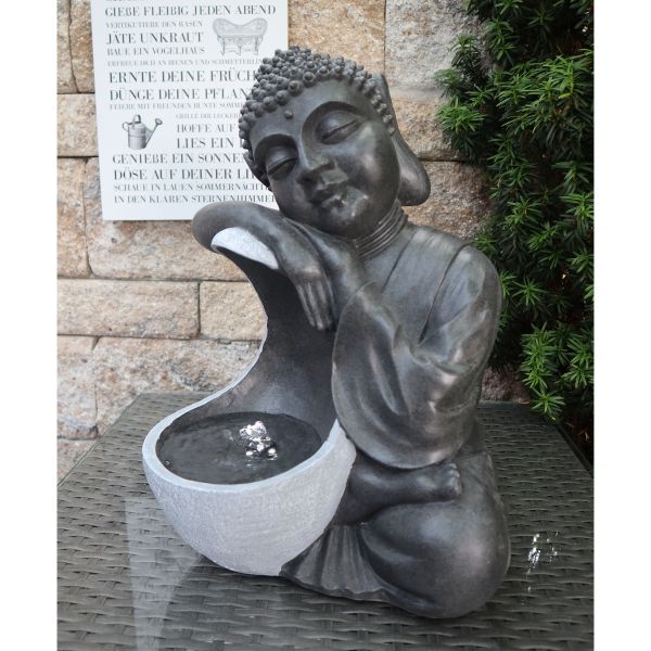 Solarbrunnen Buddha ruhend mit beleuchteter Wasserquelle