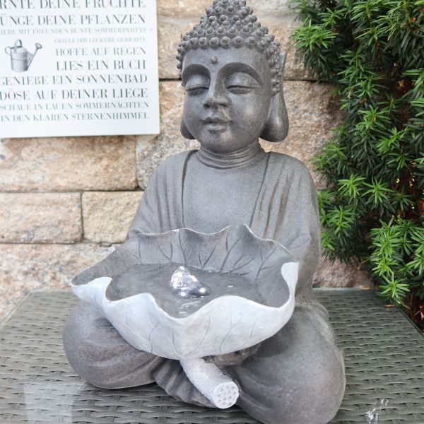 Solarbrunnen Buddha mit Lotusblatt und LED Licht